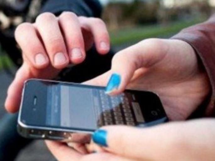 From the moving taxi, the victim's iPhone was unmarked by an unknown bike owner | चालत्या टॅक्सीतून तरुणीचा आयफोन अज्ञात बाइकस्वाराने केला लंपास From the moving taxi, the victim's iPhone was unmarked by an unknown bike owner | चालत्या टॅक्सीतून तरुणीचा आयफोन अज्ञात बाइकस्वाराने केला लंपास