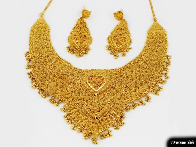 Groom's friend robbed neck lace of rupees 7 lakhs in the wedding ceremony | लग्न समारंभात नवरीच्या मैत्रिणीने चोरला ७ लाखांचा हार Groom's friend robbed neck lace of rupees 7 lakhs in the wedding ceremony | लग्न समारंभात नवरीच्या मैत्रिणीने चोरला ७ लाखांचा हार