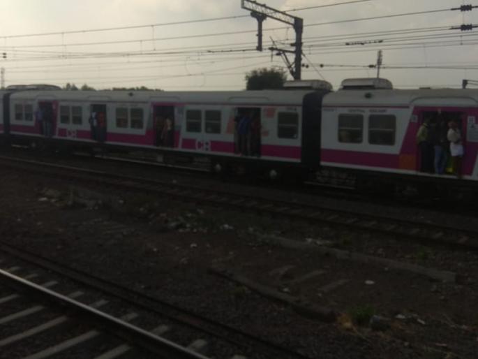 Signal system fails on Central Railway; Local stopped | मध्य रेल्वेवर सिग्नल यंत्रणेत बिघाड; लोकल खोळंबल्या Signal system fails on Central Railway; Local stopped | मध्य रेल्वेवर सिग्नल यंत्रणेत बिघाड; लोकल खोळंबल्या