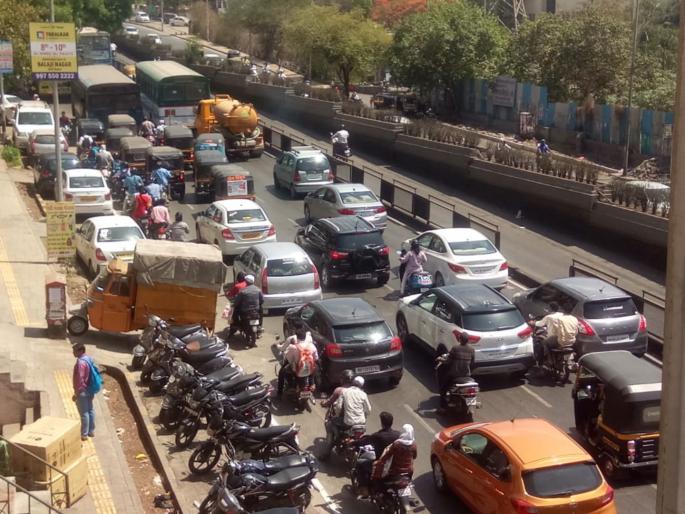 traffic jam on satara road due to break down of three pmpml buses | तीन पीएमपी बसेसमुळे लागल्या वाहनांच्या रांगा traffic jam on satara road due to break down of three pmpml buses | तीन पीएमपी बसेसमुळे लागल्या वाहनांच्या रांगा