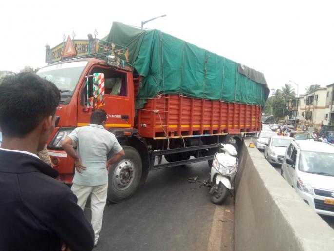 truck broke down on flower ; One woman injured in the accident | उड्डाणपुलावर ट्रकचा ब्रेक निकामी ; अपघातात एक महिला जखमी