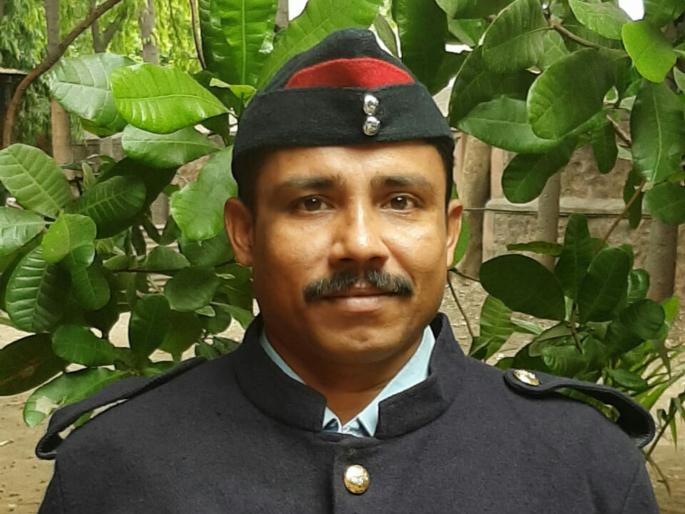 he passed 10th exam at the age of 37 | आगीच्या झळा साेसताना त्यांनी केले 10 वीचे शिखर सर he passed 10th exam at the age of 37 | आगीच्या झळा साेसताना त्यांनी केले 10 वीचे शिखर सर