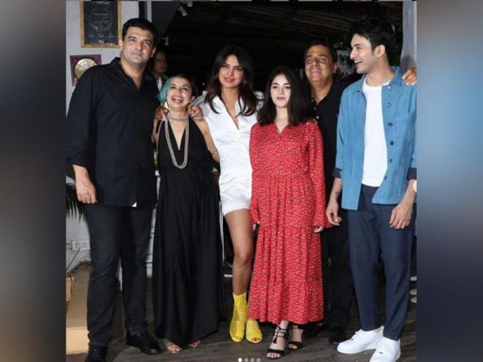 Priyanka chopra's knee injury, fans get worried | देसी गर्ल प्रियंका चोप्राला दुखापत, चाहत्यांना वाटतेय तिची काळजी Priyanka chopra's knee injury, fans get worried | देसी गर्ल प्रियंका चोप्राला दुखापत, चाहत्यांना वाटतेय तिची काळजी
