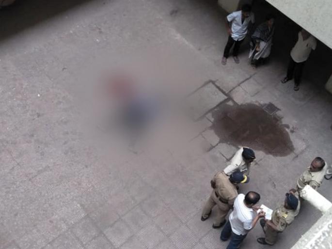 In the Dindoshi Sessions court, the accused jumped from the sixth floor and dead | दिंडोशी सत्र न्यायालयात आरोपीने सहाव्या मजल्यावरून मारली उडी In the Dindoshi Sessions court, the accused jumped from the sixth floor and dead | दिंडोशी सत्र न्यायालयात आरोपीने सहाव्या मजल्यावरून मारली उडी