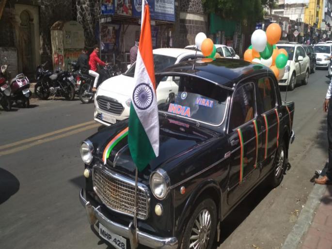 he did a rally from vintage car for india pakistan match | भारत पाकिस्तान मॅचसाठी त्यांनी काढली 1960 च्या कारमधून फेरी