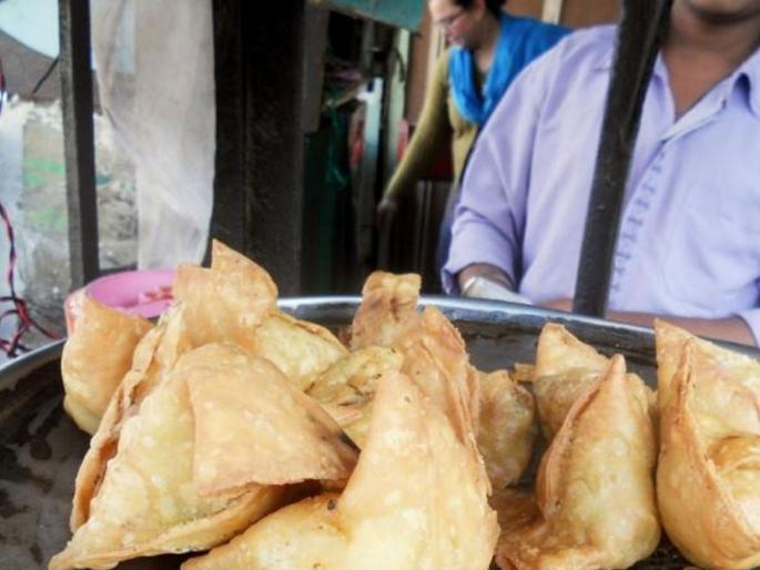 Shocking, customer gave a rupee less, the seller threw the boiled oil on the customer | धक्कादायक! एक रुपया कमी दिला म्हणून दुकानदाराने ग्राहकावर फेकले उकळते तेल
