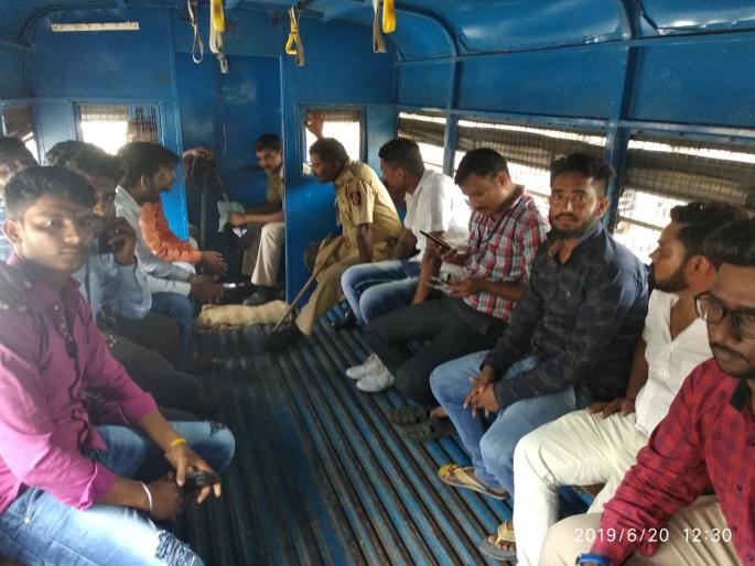 Yashwant Sena Protest against State Government on Dhangar Reservation Demand | धनगरांच्या प्रश्नांवर महाराष्ट्र यशवंत सेनेच्या कार्यकर्त्यांचा विधिमंडळात घुसण्याचा प्रयत्न Yashwant Sena Protest against State Government on Dhangar Reservation Demand | धनगरांच्या प्रश्नांवर महाराष्ट्र यशवंत सेनेच्या कार्यकर्त्यांचा विधिमंडळात घुसण्याचा प्रयत्न