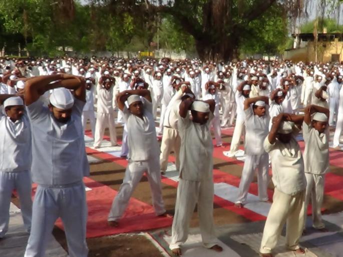 prisoners of yerawda jail took lessons of good health on the occasion of yoga day | येरवडा कारागृहातील कैद्यांनी याेग दिनानिमित्त घेतले आराेग्याचे धडे prisoners of yerawda jail took lessons of good health on the occasion of yoga day | येरवडा कारागृहातील कैद्यांनी याेग दिनानिमित्त घेतले आराेग्याचे धडे