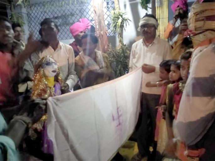 villagers arrange wedding of two dolls due to drought in Wardha | ...म्हणून गावकऱ्यांनी वाजत-गाजत केलं बाहुला-बाहुलीचं लग्न! villagers arrange wedding of two dolls due to drought in Wardha | ...म्हणून गावकऱ्यांनी वाजत-गाजत केलं बाहुला-बाहुलीचं लग्न!