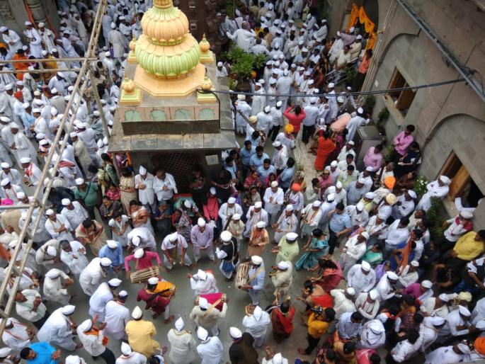 sant tukaram palkhi headed towards pandharpur | तुकोबांसंगे वैष्णव निघाले पंढरीला sant tukaram palkhi headed towards pandharpur | तुकोबांसंगे वैष्णव निघाले पंढरीला