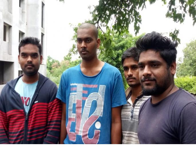 3 guys save the life of workers | ''त्या'' तिघांमुळे वाचले कामगारांचे प्राण 3 guys save the life of workers | ''त्या'' तिघांमुळे वाचले कामगारांचे प्राण