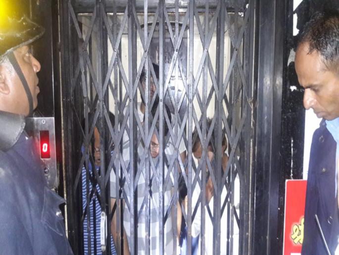 Fire fighters rescued people from broke down lift | लिफ्टमध्ये अडकलेल्या नागरिकांची अग्निशमन दलाकडून सुखरुप सुटका Fire fighters rescued people from broke down lift | लिफ्टमध्ये अडकलेल्या नागरिकांची अग्निशमन दलाकडून सुखरुप सुटका