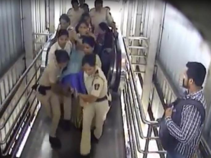 Praising women police! Lady's live survived who had a heart attack | Video : शाब्बास महिला पोलिसांनो! हार्टअ‍ॅटॅक आलेल्या प्रवासी महिलेचे वाचवले प्राण