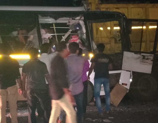 travels collide on truck, four killed | उमरेड-नागपूर महामार्गावर भीषण अपघात; ट्रॅव्हल्सची ट्रकला धडक, चार ठार travels collide on truck, four killed | उमरेड-नागपूर महामार्गावर भीषण अपघात; ट्रॅव्हल्सची ट्रकला धडक, चार ठार