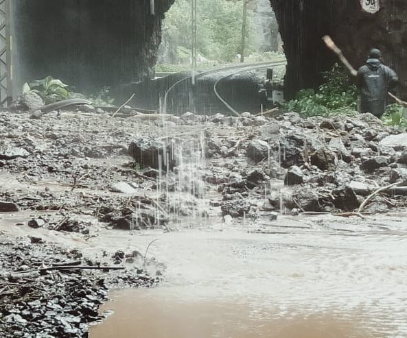 Rains break for Mumbai | पावसामुळे मुंबईला पुन्हा ब्रेक; पुण्याकडे जाणारी वाहतूक मंदावली Rains break for Mumbai | पावसामुळे मुंबईला पुन्हा ब्रेक; पुण्याकडे जाणारी वाहतूक मंदावली