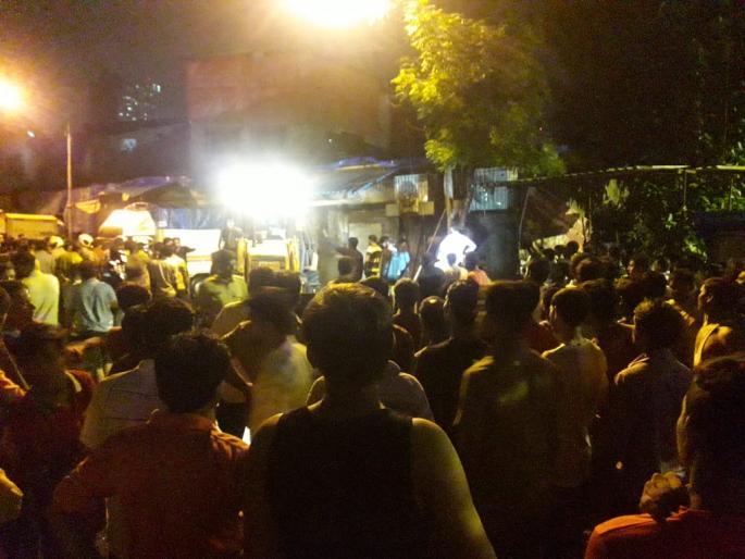 Three year old child falls into gutters in Goregaon; Start researching | Video - गोरेगावमध्ये तीन वर्षांचा बालक गटारात पडला; शोधकार्य सुरू Three year old child falls into gutters in Goregaon; Start researching | Video - गोरेगावमध्ये तीन वर्षांचा बालक गटारात पडला; शोधकार्य सुरू