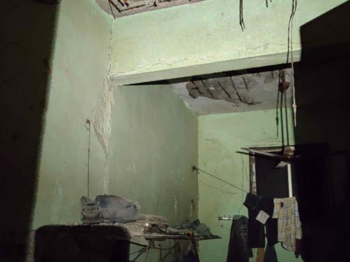 The slab of the dilapidated building collapsed | धोकादायक इमारतीचा स्लॅब कोसळला