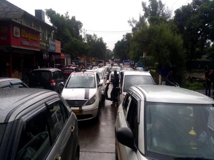 traffic jam in lonavala due to heavy traffic | लोणावळ्यात रविवारचा दिवस उजाडला वाहतुक कोंडीने traffic jam in lonavala due to heavy traffic | लोणावळ्यात रविवारचा दिवस उजाडला वाहतुक कोंडीने