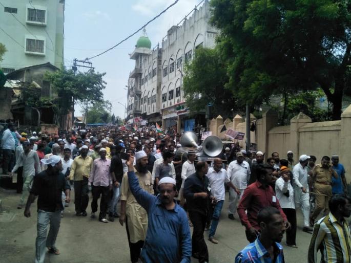 Thousands of Muslims protest against 'mobs leaching'; Demand for financial help for families of victims | 'मॉब लिचिंग'च्या निषेधार्थ हजारो मुस्लीम रस्त्यावर; पीडितांच्या कुटुंबीयांना आर्थिक मदतीची मागणी Thousands of Muslims protest against 'mobs leaching'; Demand for financial help for families of victims | 'मॉब लिचिंग'च्या निषेधार्थ हजारो मुस्लीम रस्त्यावर; पीडितांच्या कुटुंबीयांना आर्थिक मदतीची मागणी