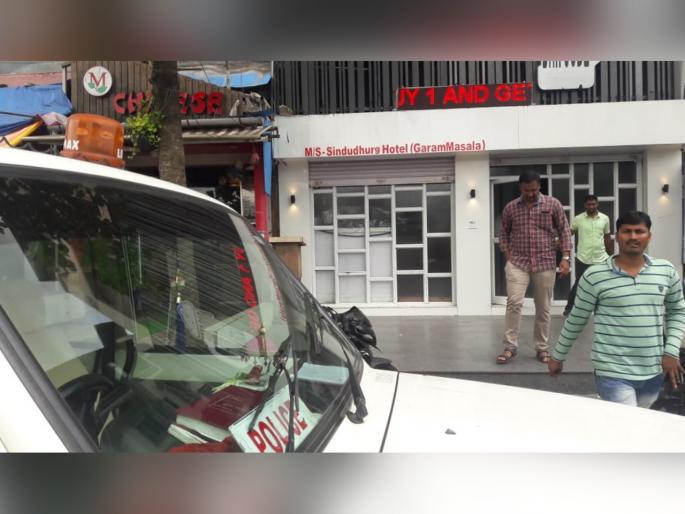 Fighting between two gangs of bhandup in airoli; One injured | Video : भांडुपमधील दोन टोळ्यांमध्ये ऐरोलीत चकमक; एकजण जखमी Fighting between two gangs of bhandup in airoli; One injured | Video : भांडुपमधील दोन टोळ्यांमध्ये ऐरोलीत चकमक; एकजण जखमी