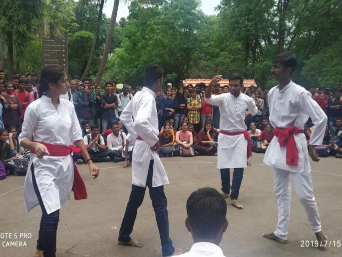 Competitive examination is a disease; says Ferguson's students | स्पर्धा परीक्षा एक आजार ; म्हणतायेत फर्ग्युसनचे विद्यार्थी Competitive examination is a disease; says Ferguson's students | स्पर्धा परीक्षा एक आजार ; म्हणतायेत फर्ग्युसनचे विद्यार्थी