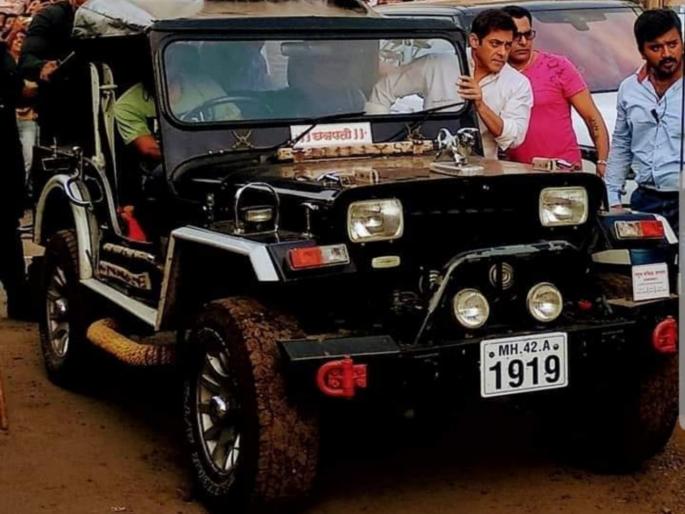 salman shooting for a film in baramati | गावात सलमान शुटींगला आला अन एकच गर्दी उसळली salman shooting for a film in baramati | गावात सलमान शुटींगला आला अन एकच गर्दी उसळली