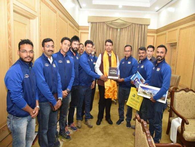 chief minister facilitate climber of mount kanchanjunga | माउंट कांचनजुंगावर चढाई करणाऱ्या गिर्याराेहकांचे मुख्यमंत्र्यांनी केले काैतुक