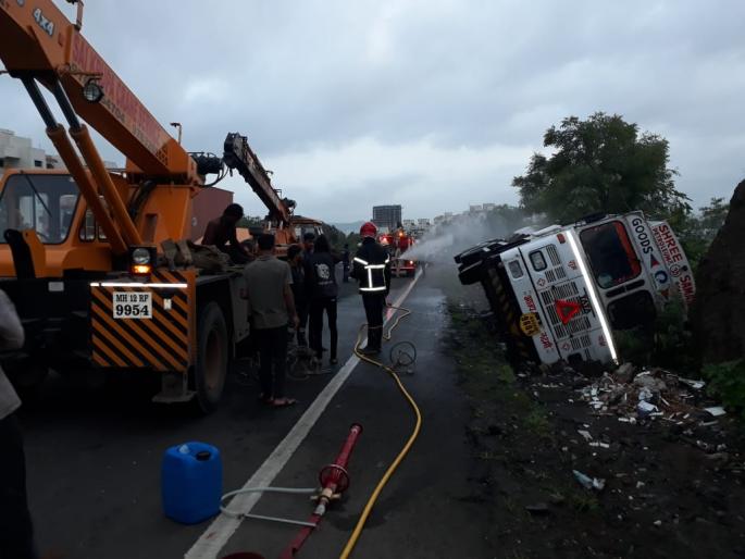 overturning the petrol tanker at Pune-Bangalore highway | सातारा महामार्गावर पेट्रोलचा टँकर उलटल्याने वाहनांच्या रांगा overturning the petrol tanker at Pune-Bangalore highway | सातारा महामार्गावर पेट्रोलचा टँकर उलटल्याने वाहनांच्या रांगा