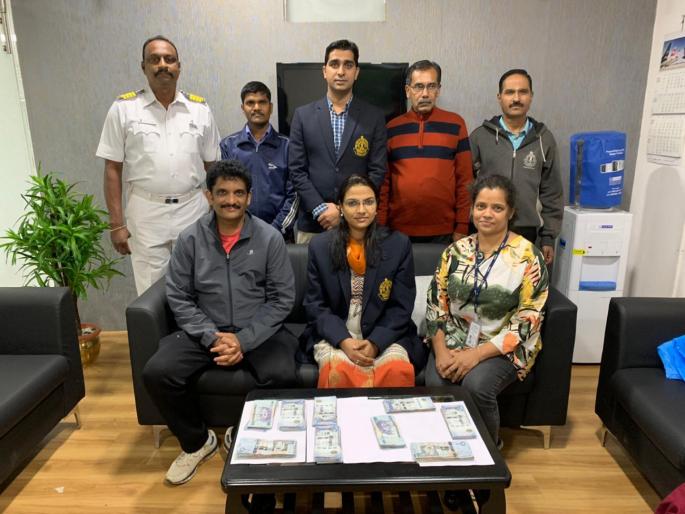 custom officers seized foreign currency worth rs 35 lakh on pune airport | पुणे विमानतळावर पकडले 35 लाखांचे परदेशी चलन ; कस्टम विभागाची कारवाई custom officers seized foreign currency worth rs 35 lakh on pune airport | पुणे विमानतळावर पकडले 35 लाखांचे परदेशी चलन ; कस्टम विभागाची कारवाई