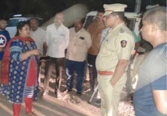 Locking women in the Kopargaon and firing in the air | कोपरगावात महिलेस अडवून हवेत गोळीबार Locking women in the Kopargaon and firing in the air | कोपरगावात महिलेस अडवून हवेत गोळीबार