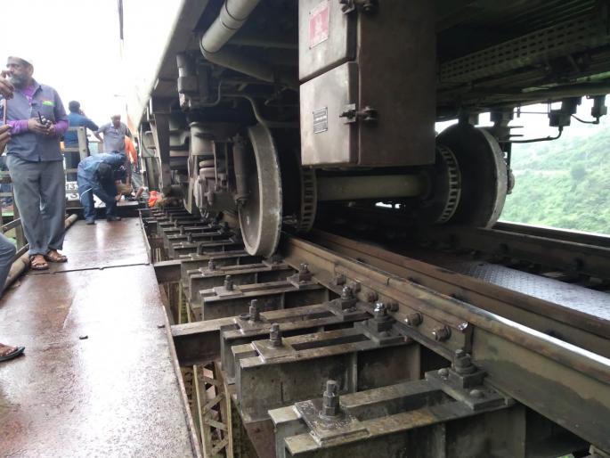 Trolly of CSMT-Gorakhpur Antyodaya Express derails between Kasara and Igatpuri ghat section | Mumbai Train Status: कसारा घाटातील पुलावर गोरखपूर एक्सप्रेसचा डबा घसरला; मोठी दुर्घटना टळली Trolly of CSMT-Gorakhpur Antyodaya Express derails between Kasara and Igatpuri ghat section | Mumbai Train Status: कसारा घाटातील पुलावर गोरखपूर एक्सप्रेसचा डबा घसरला; मोठी दुर्घटना टळली