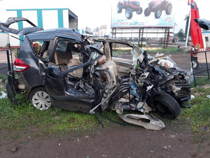 A major accident on Pune - Solapur road; 9 youth killed | Pune Accident: पुणे - सोलापूर रोडवर भीषण अपघात; 9 तरुण ठार A major accident on Pune - Solapur road; 9 youth killed | Pune Accident: पुणे - सोलापूर रोडवर भीषण अपघात; 9 तरुण ठार