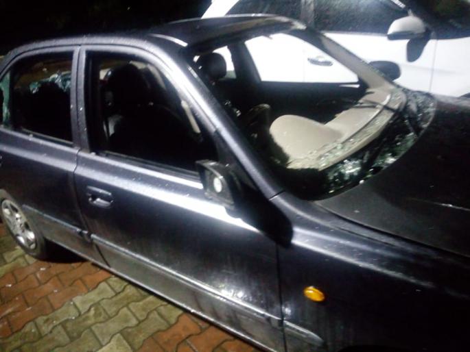 Foreign tourists scramble, car breakdown; | विदेशी पर्यटकांना धक्काबुक्की, गाडीची तोडफोड; सिंहगड रस्ता परिसरातील घटना Foreign tourists scramble, car breakdown; | विदेशी पर्यटकांना धक्काबुक्की, गाडीची तोडफोड; सिंहगड रस्ता परिसरातील घटना