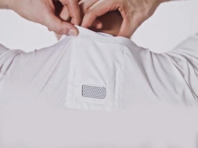 sony developed ac smaller than mobile phone | व्हॉट अॅन आयडिया; शर्टावरच लावा एसी अन् दिवसभर राहा थंड थंड कूल कूल! sony developed ac smaller than mobile phone | व्हॉट अॅन आयडिया; शर्टावरच लावा एसी अन् दिवसभर राहा थंड थंड कूल कूल!