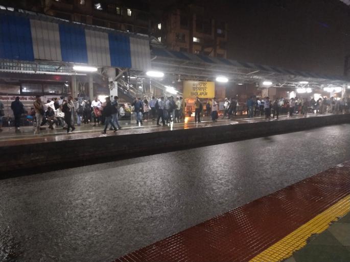July 26 once again ... rain in Kalyan, Ambarnath, Badlapur; Train service jam | पुन्हा एकदा 26 जुलै...अंबरनाथ, बदलापूरमध्ये पावसाचा हाहाकार July 26 once again ... rain in Kalyan, Ambarnath, Badlapur; Train service jam | पुन्हा एकदा 26 जुलै...अंबरनाथ, बदलापूरमध्ये पावसाचा हाहाकार