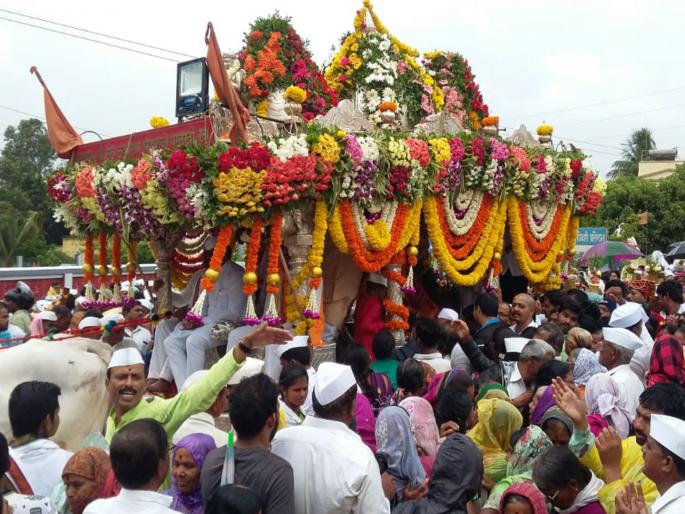 sant tukaram maharaj palkhi arrived in chincholi | संत तुकाराम महाराजांची पालखी चिंचाेलीत दाखल ; दर्शनासाठी मोठी गर्दी sant tukaram maharaj palkhi arrived in chincholi | संत तुकाराम महाराजांची पालखी चिंचाेलीत दाखल ; दर्शनासाठी मोठी गर्दी