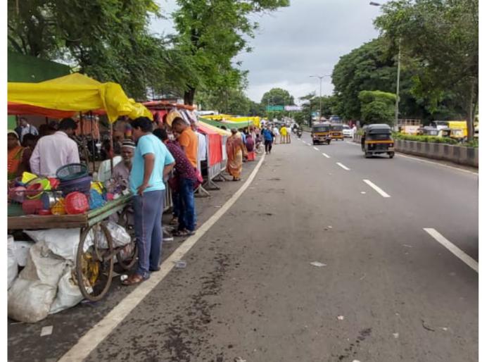 old market shifted to road side ; traffic smooth en | रस्त्याच्या कडेला जुना बाजार सुरु ; वाहतूक झाली सुरळीत old market shifted to road side ; traffic smooth en | रस्त्याच्या कडेला जुना बाजार सुरु ; वाहतूक झाली सुरळीत