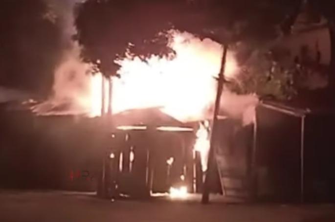 Two shops were set on fire at Tamalatov in Vasai village; The loss of millions | वसई गावातील तामतलाव येथील दोन दुकानांना भीषण आग; लाखोंचे नुकसान