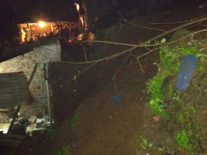 Two Dead And A Injued In Land Sliding In Kalwa Of Thane District | कळवा येथे घरावर दरड कोसळली; 2 जणांचा मृत्यू तर 1 जखमी Two Dead And A Injued In Land Sliding In Kalwa Of Thane District | कळवा येथे घरावर दरड कोसळली; 2 जणांचा मृत्यू तर 1 जखमी
