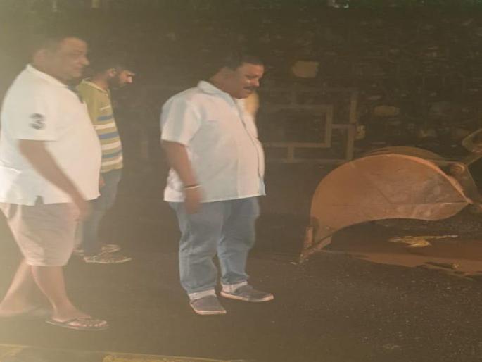 Lokmat Impact: Sahar cargo road potholes repair in midnight! | लोकमत इम्पॅक्ट: सहार कार्गोचे खड्डे अखेर मध्यरात्री बुजवले! Lokmat Impact: Sahar cargo road potholes repair in midnight! | लोकमत इम्पॅक्ट: सहार कार्गोचे खड्डे अखेर मध्यरात्री बुजवले!