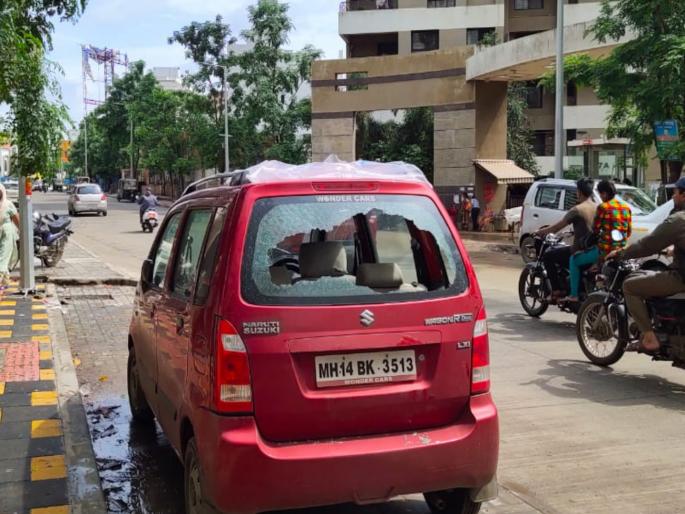 glass of four wheeler's broke due to conflicts between two | किरकोळ वादातून रस्त्यावर पार्क केलेल्या वाहनांची तोडफोड