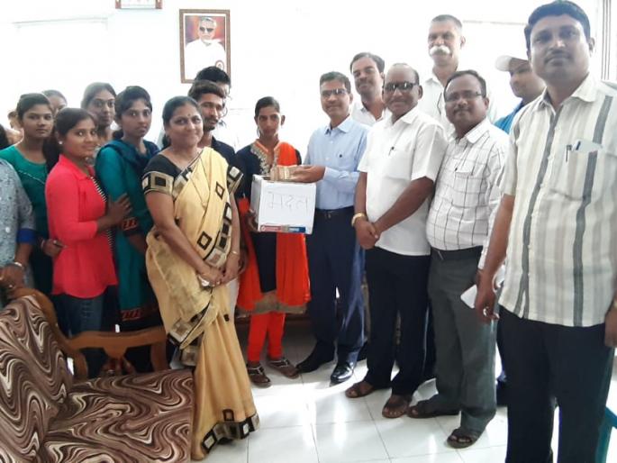 Sister's friends collected money for brother kidney operation | अशी ही माणुसकी! भावाला जीवदान देण्यासाठी बहिणीचे मित्र-मैत्रिणी सरसावले Sister's friends collected money for brother kidney operation | अशी ही माणुसकी! भावाला जीवदान देण्यासाठी बहिणीचे मित्र-मैत्रिणी सरसावले