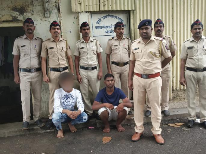 Again stunt in local train; Police arrested the young boys | Video : लोकलमध्ये पुन्हा स्टंटबाजी; तरुणांना पोलिसांनी ठोकल्या बेड्या  Again stunt in local train; Police arrested the young boys | Video : लोकलमध्ये पुन्हा स्टंटबाजी; तरुणांना पोलिसांनी ठोकल्या बेड्या