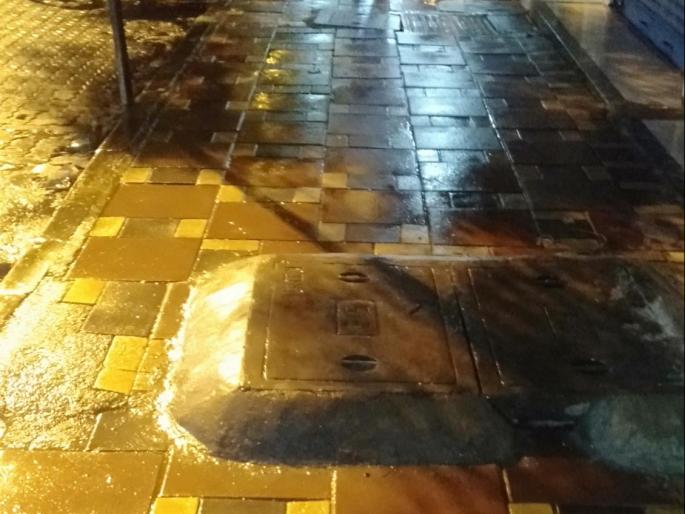 KDMC officer lapses over neglect; Speedway on the sidewalk? | केडीएमसी अधिकाऱ्याच्या दुर्लक्षाचा प्रताप; फुटपाथवर गतिरोधक? KDMC officer lapses over neglect; Speedway on the sidewalk? | केडीएमसी अधिकाऱ्याच्या दुर्लक्षाचा प्रताप; फुटपाथवर गतिरोधक?