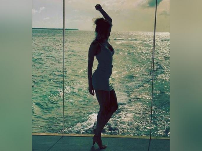 Malaika arora share hot pics on social media, See pics | Hotness overloaded : वयाच्या 45 व्या वर्षीही ही अभिनेत्री हॉटनेसमध्ये देते भलभल्यांना टक्कर Malaika arora share hot pics on social media, See pics | Hotness overloaded : वयाच्या 45 व्या वर्षीही ही अभिनेत्री हॉटनेसमध्ये देते भलभल्यांना टक्कर