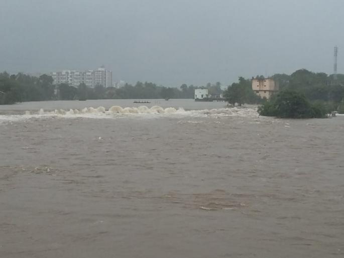 Changes in traffic due to underwater roads in Pimpri-Chinchwad | पिंपरी-चिंचवडमधील रस्ते पाण्याखाली गेल्याने वाहतुकीत बदल Changes in traffic due to underwater roads in Pimpri-Chinchwad | पिंपरी-चिंचवडमधील रस्ते पाण्याखाली गेल्याने वाहतुकीत बदल