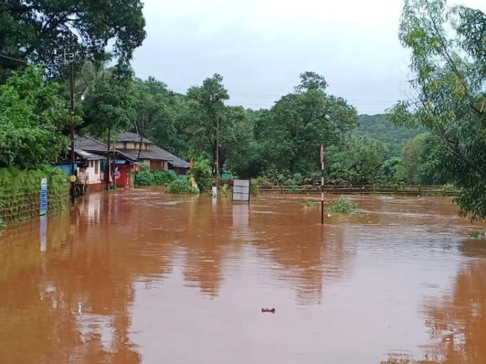 Floods persist in Chiplun, Khed, Rajapur; Mumbai Goa Highway traffic stop | चिपळूण, खेड, राजापूरमधील पूरस्थिती कायम; मुंबई - गोवा महामार्ग ठप्पच