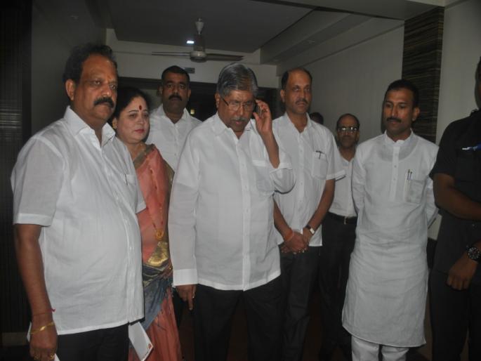 Chandrakant Patil visits relatives of the deceased | चंद्रकांत पाटील यांनी घेतली मृतांच्या नातेवाईकांची भेट