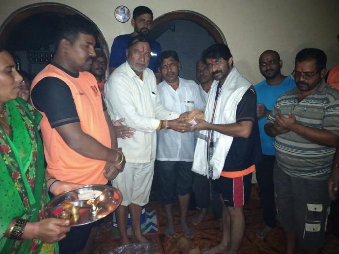 51 thousand cash prize to Shivdurg for saving lives of animals | जनावरांचे जीव वाचविणार्या शिवदुर्गला 51 हजारांचे रोख बक्षिस 51 thousand cash prize to Shivdurg for saving lives of animals | जनावरांचे जीव वाचविणार्या शिवदुर्गला 51 हजारांचे रोख बक्षिस