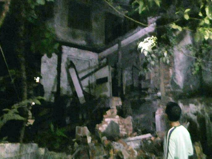Part of the old province office building collapsed | जुन्या प्रांत कार्यालयाच्या इमारतीचा काही भाग कोसळला Part of the old province office building collapsed | जुन्या प्रांत कार्यालयाच्या इमारतीचा काही भाग कोसळला
